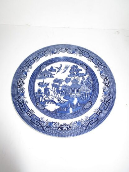 Blue willow pattern dinner plate.