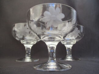 Clear crystal wine glass set with flower heads