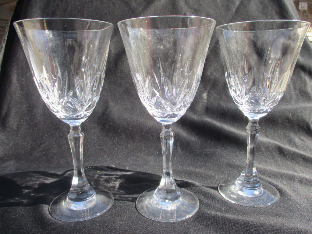 Clear Crystal Wine Glass set with carved fans on the bowl