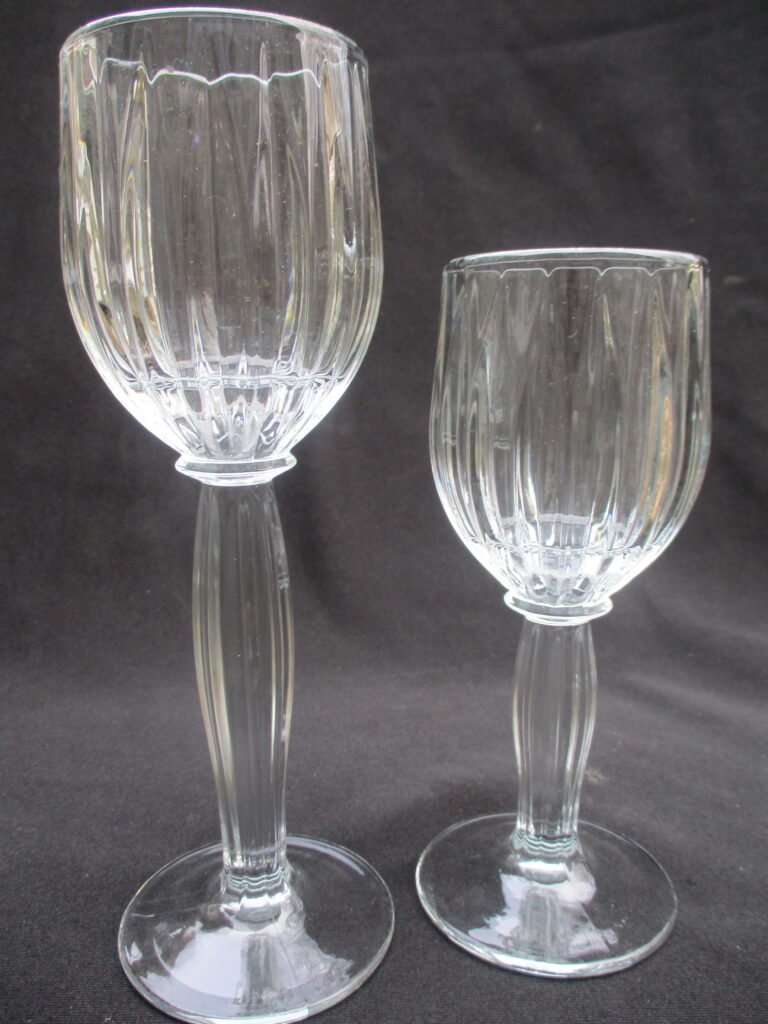 Vertically Ribbed Wine Glass Set with Bulbous Stem